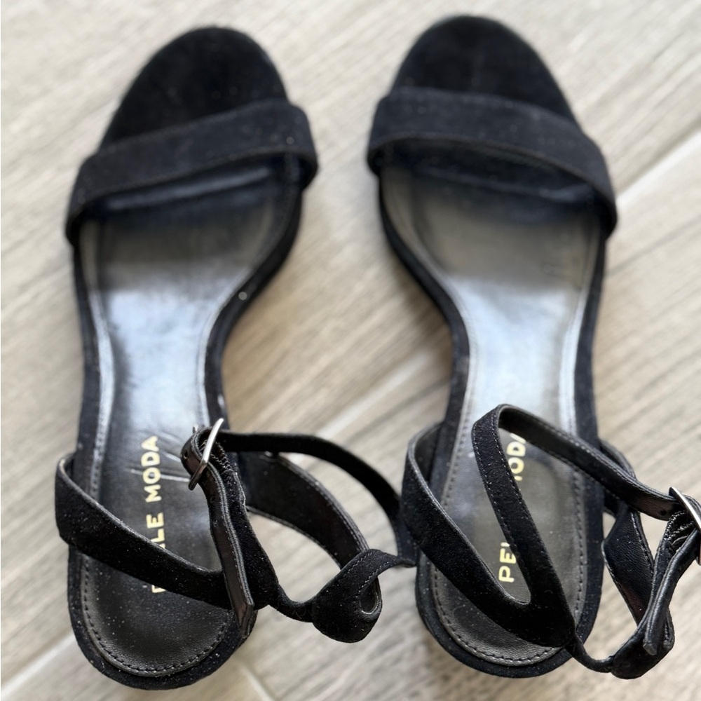 Pelle Moda black velvet ankle strap block heels size 7.5
